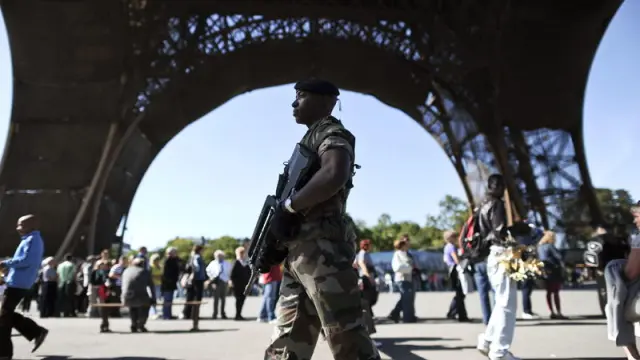 El Ejército vigila el centro de París