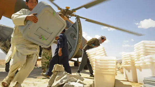 Foto de archivo de un helicóptero de la ISAF repartiendo ayuda humanitaria en Afganistán