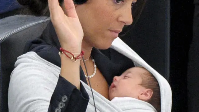Lizia Ronzulli con su bebé en el Parlamento Europeo