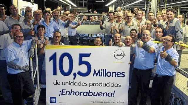 Algunos de los trabajadores de Figueruelas celebran este nuevo récord de producción.