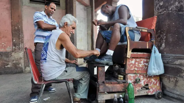 Un limpiabotas trabajando en La Habana
