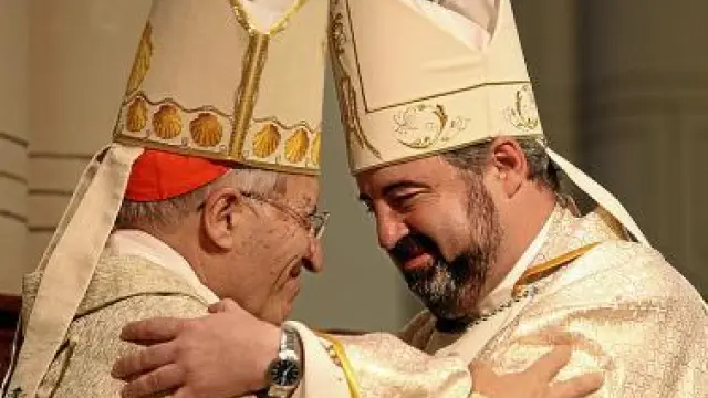 Rouco Varela abraza al ya consagrado obispo de Teruel.