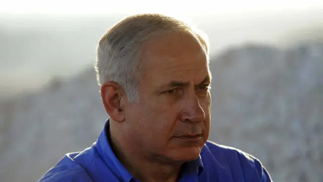 Netanyahu observa la franja de Gaza durante su visita a la ciudad israelí de Sderot hace unos días.