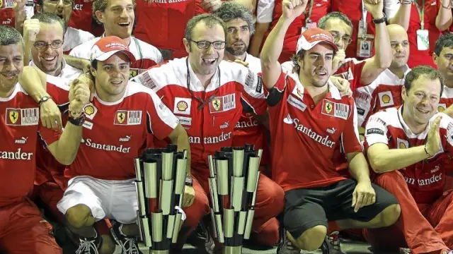 Fernando Alonso celebra el triunfo en Singapur junto al resto de miembros de la escudería Ferrari.