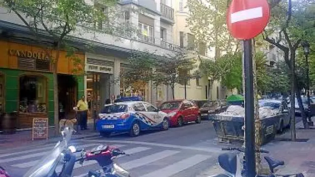 El coche patrulla, aparcado en dirección contraria en la calle de Zurita.