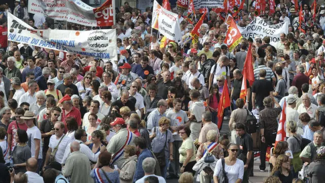Miles de ciudadanos franceses se manifestaron en Burdeos en una nueva protesta