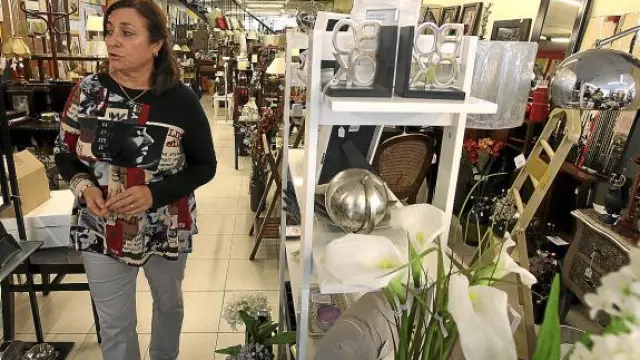 Adela Campos, propietaria de una tienda de muebles y decoración, acusa la caída de ventas.