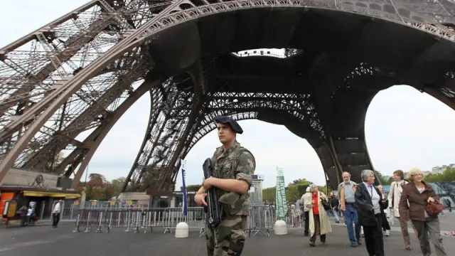 Militares vigilan las inmediaciones de la torre Eiffel