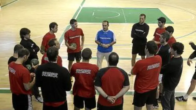 Nolasco, en el centro, habla a sus jugadores antes del entreno.