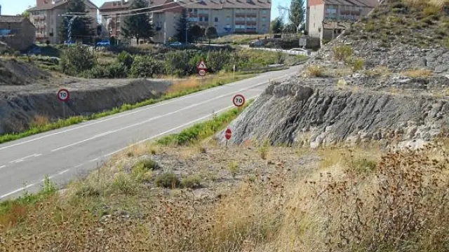 Imagen de la carretera que une Escucha y Castel de Cabras, en la zona de la antigua escombrera.