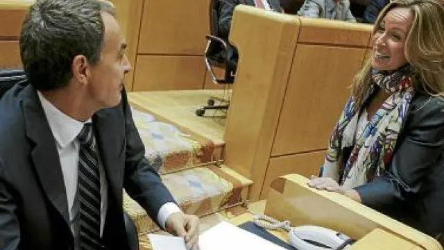 Zapatero charla con Jiménez, ayer en la sesión de control.