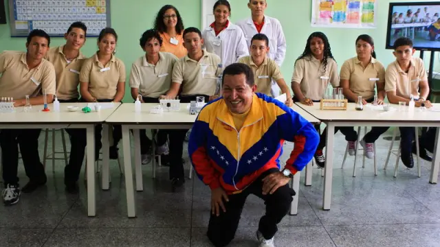 El presidente de Venezuela, Hugo Chávez, visitó a los alumnos de una escuela