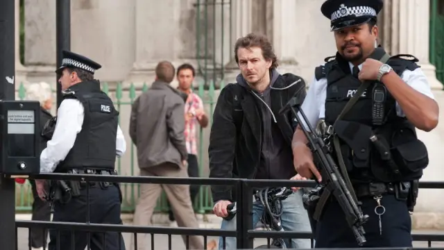 Policías armados en Londres vigilan las posibles amenazas.