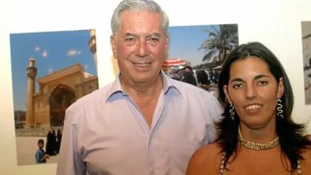 Vargas Llosa, junto a su hija Morgana, en 2004.