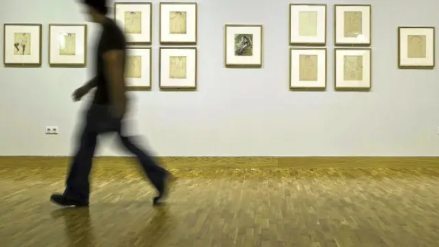 Un visitante pasea por la sala del Pablo Gargallo donde se exponen los dibujos de Ismael Smith.