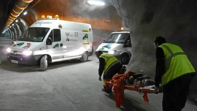El ejercicio movilizó a más de cien profesionales de servicios de emergencia de España y Francia.