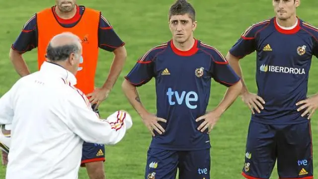Del Bosque habla con Bruno, Pablo Hernández y Aduriz durante un entrenamiento de la selección.