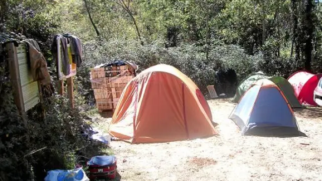 El campamento ilegal, que estaba formado por 25 personas en ocho tiendas, se localizó en Colungo.