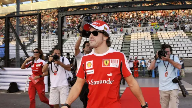 Alonso llega al circuito.