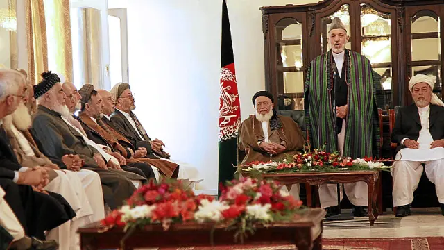 Karzai (2d) reza durante la apertura del Consejo de Paz, ayer.