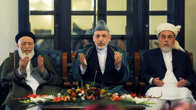 Hamid Karzai, en el centro de la imagen, durante la inauguración del Consejo de Paz, en el palacio presidencial de Kabul