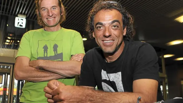 Javier Pérez y Carlos Pauner posan sonrientes ayer en el aeropuerto de Barajas.