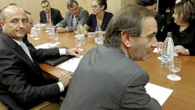 El ministro de Industria, Miguel Sebastián, en su reunión con diputados de provincias afectadas.