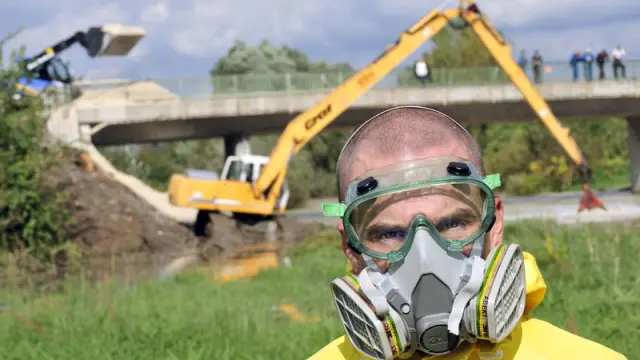Un activista de Greenpeace analiza el agua contaminada