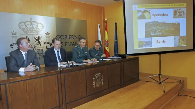 El director de El Dueso, Carlos Fonfría y el delegado del Gobierno Agustín Ibañez, con el coronel jefe y el teniente de la Guardia Civil de Cantabria
