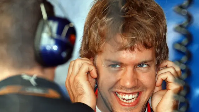 Sebastian Vettel se muestra feliz después de lograr el mejor tiempo en los entrenamientos libres