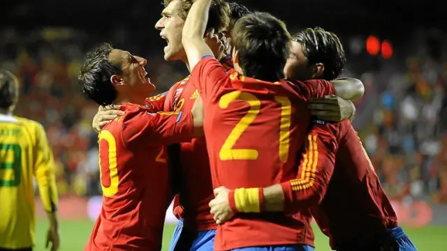 Los futbolistas de la selección española abrazan a Llorente, durante el partido de ayer ante Lituania.