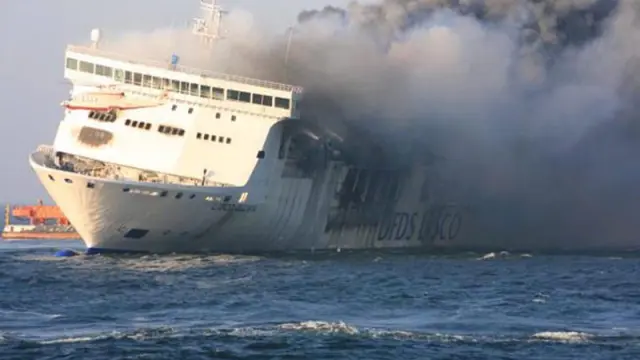 El barco comenzó a arder y tuvo que ser evacuado