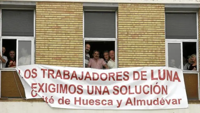 Los trabajadores de Luna, la última gran industria de Huesca, iniciaron un encierro el jueves en la segunda planta de las oficinas.