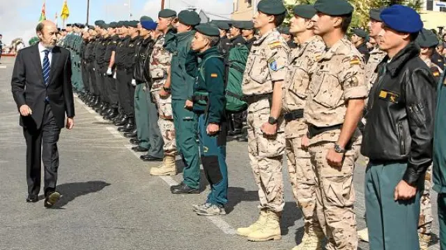 El ministro del Interior, Alfredo Pérez Rubalcaba, pasa revista a las tropas.
