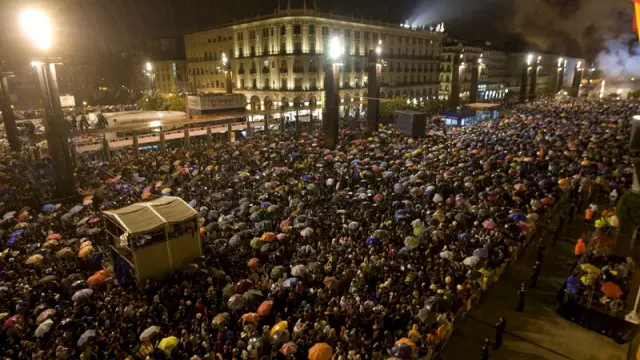 Multitudes en la plaza del Pilar para asistir al pregón