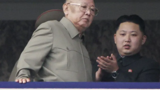 Kim Jong-il con su hijo menor, Kim Jong-un