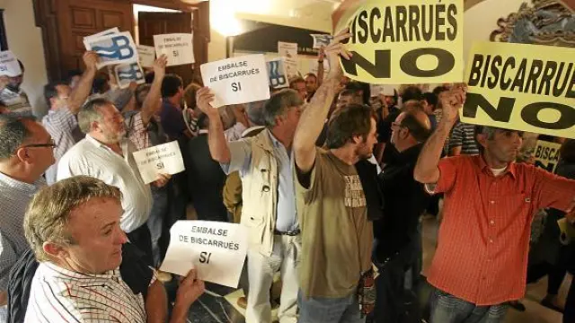 En la imagen, defensores y detractores de Biscarrués, en el Ayuntamiento de Huesca el 1 de octubre.
