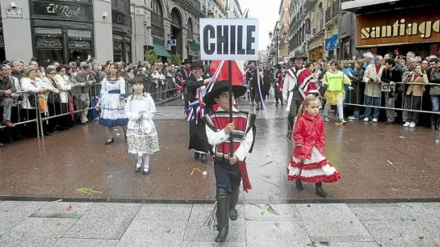 Momento en el que la comitiva de Chile llegaba a la plaza del Pilar, y recibía el apoyo de los congregados para disfrutar de la Ofrenda.