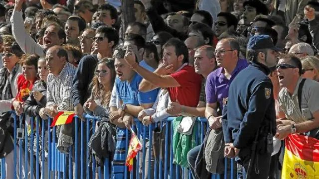 Asistentes al desfile lanzan silbidos y abucheos contra el presidente Zapatero, ayer en Madrid.