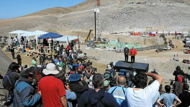 El presidente de Bolivia, Evo Morales (i), y el de Chile, Sebastián Piñera, hablan con los periodistas en el campamento San José.
