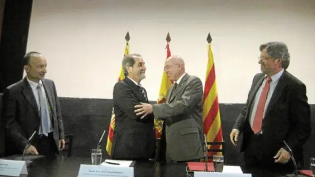 En el centro, el consejero de la DGA Javier Velasco y el de la Generalitat, Joan Manuel Tresserras.