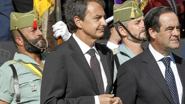 Rodríguez Zapatero y José Bono, el martes tras la conclusión del desfile militar en Madrid.