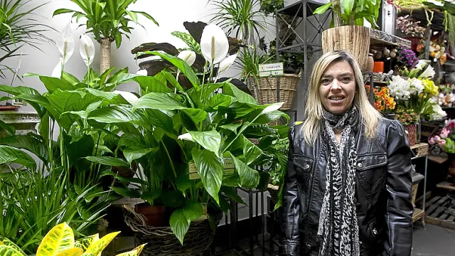 Ana García, florista: "Este año en la ofrenda muchos han ido sin ramo".