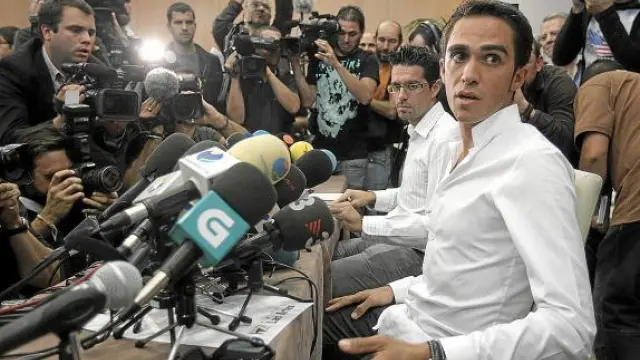 Contador, en la rueda de prensa que ofreció tras conocerse el positivo.