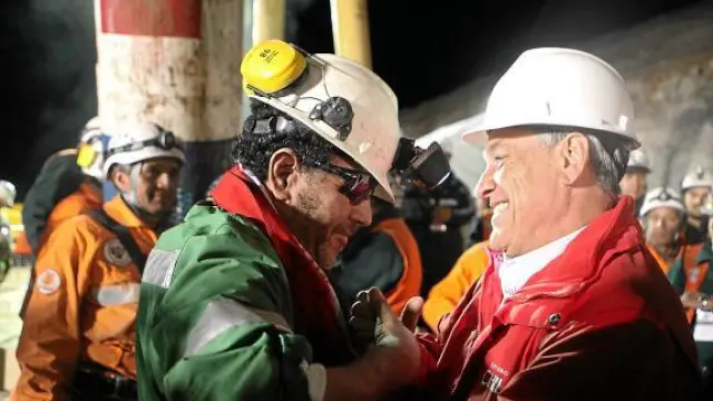 El último trabajador en salir del fondo de la mina, Luis Urzúa, saluda al presidente Piñera.