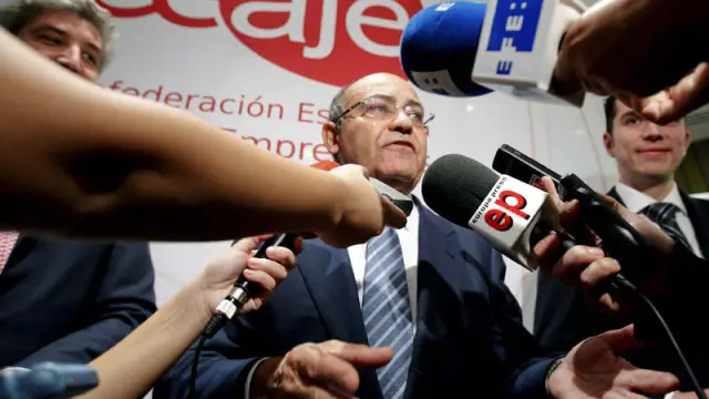 Gerardo Díaz Ferrán, atendiendo a los medios