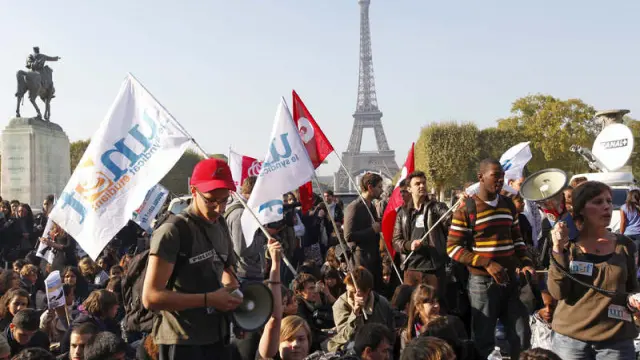 Grupos de estudiantes parisinos protestan durante la jornada de huelga general en Francia contra la reforma de las pensiones