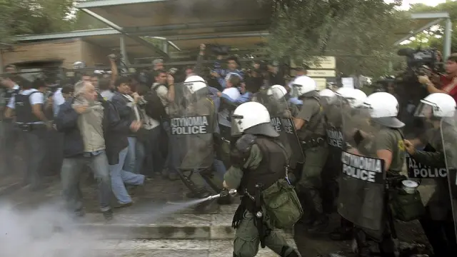 Un grupo antidisturbios se enfrenta con los manifestantes