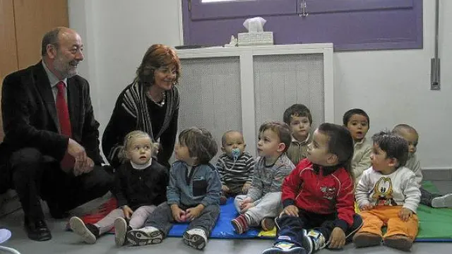 María Victoria Broto y Josep Chauvell posaron con los alumnos de la escuela infantil de Alcampell.