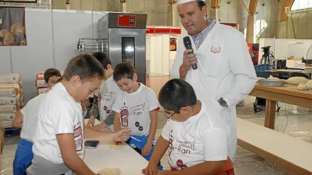 Un maestro panadero explicaba ayer a un grupo de escolares cómo elaborar pan.